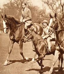 Der Herzog von Gloucester reitet mit Prinzessin Elizabeth im Windsor Great Park